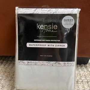 Zippered mattress protector